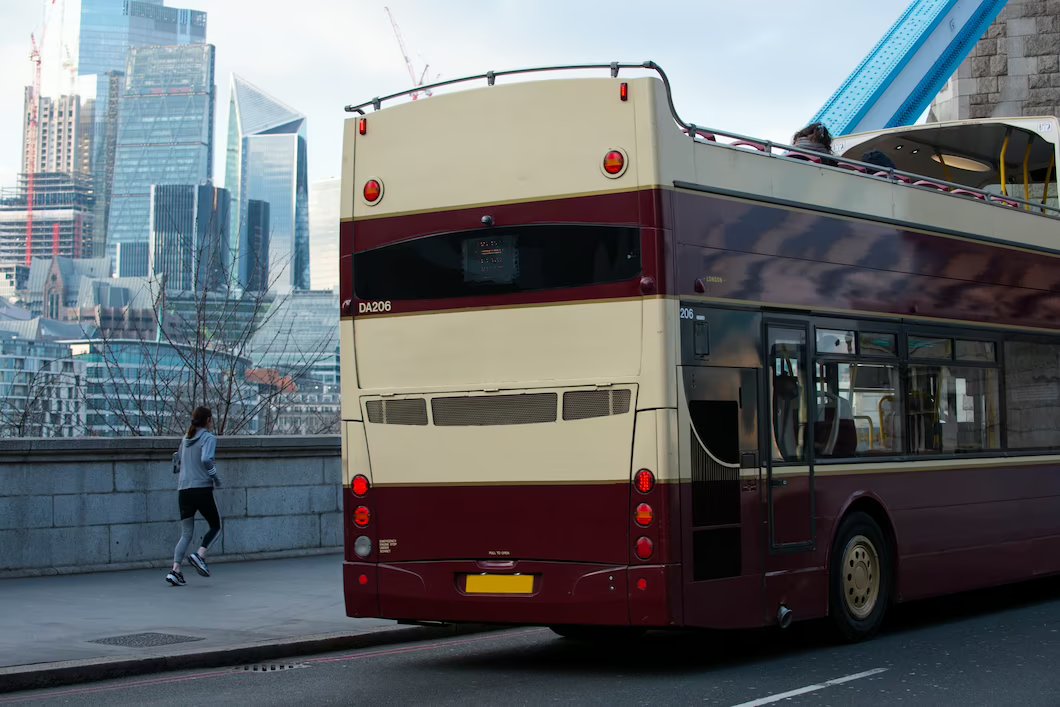5 Manfaat Shuttle Bus dan Perbedaanya Dengan Travel Bus
